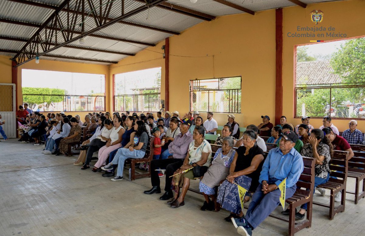 EmbColombiaMex's tweet photo. Unidos por la memoria histórica, la cultura y la gratitud. 🇨🇴🇲🇽
Queremos expresar nuestro más profundo agradecimiento a la entrañable comunidad de Juncana por su inmensa solidaridad, calidez y las atenciones brindadas durante el sentido homenaje póstumo al General José María Melo y la emotiva inauguración del Complejo Cultural José María Melo y Ortiz. Su hospitalidad refleja los lazos inquebrantables que unen a nuestros pueblos.
Este hito histórico y cultural contó con la honorable presencia y acompañamiento de:
 La familia de la generación del General José María Melo, custodios de su gran legado.
 La comunidad de Juncana, guardiana de la historia.
 El Embajador Carlos Fernando García Manosalva.
 El Dr. Vladimir Vázquez, representante de la Secretaría de Relaciones Exteriores de México (@SRE_mx).
Este nuevo espacio cultural y la memoria del General Melo —símbolo de la fraternidad colombo-mexicana— seguirán vivos para las futuras generaciones gracias a la unión de nuestras naciones. 🕊️🏛️✨
#MemoriaHistórica #DiplomaciaCultural #JoséMaríaMelo #Juncana #ColombiaEnMéxico