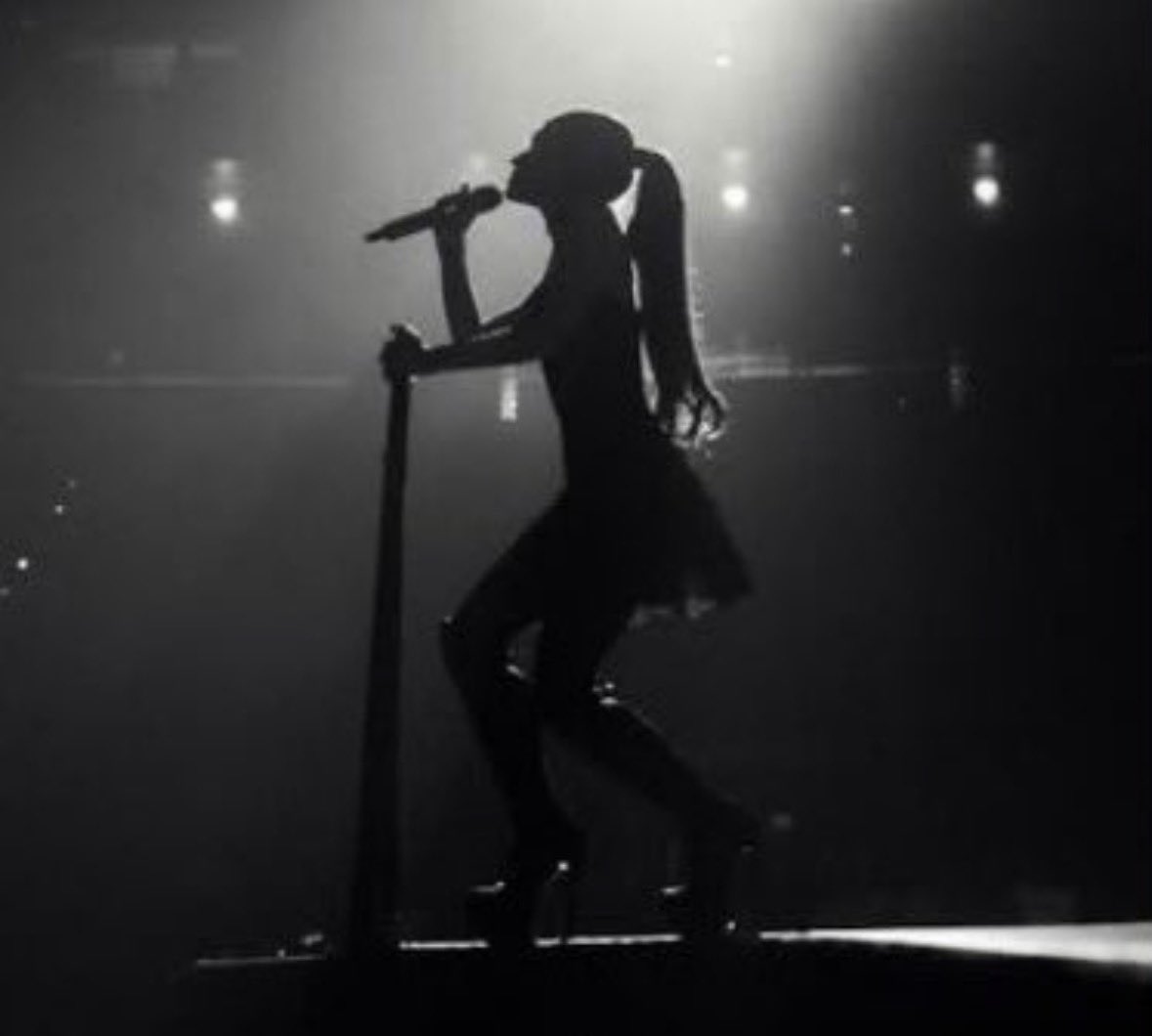 ArianaGonCharts's tweet photo. SOCORROOOOOOOO ARIANA GRANDE!!!!!!! https://t.co/W193ZY0nde