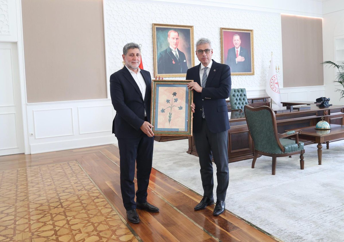 sobeotizm's tweet photo. Vakıf Başkanımız Mustafa Ak, Sağlık Bakanımız Sayın Prof. Dr. Kemal Memişoğlu’nu ziyaret etti.

Gerçekleştirilen görüşmede; otizmli bireylere yönelik yürüttüğümüz çalışmalar, erken tanı ve müdahale süreçleri, ailelere sunulan destek hizmetleri ve otizm alanında hayata geçirilmesi planlanan projeler hakkında değerlendirmelerde bulunuldu.

Ayrıca yürüttüğümüz eğitim, terapi, araştırma ve sosyal destek faaliyetleri hakkında bilgi paylaşılırken, otizmli bireylerin yaşam kalitesini artırmaya yönelik iş birliği imkanları ele alındı.

Nazik kabulleri ve otizm alanına gösterdikleri ilgi ve destekleri için Sayın Bakanımıza teşekkür ediyoruz. 💛

| #otizm #sobeotizm