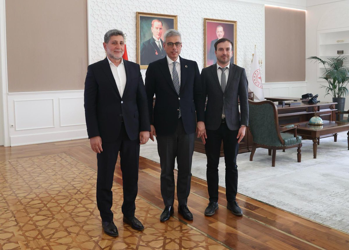 sobeotizm's tweet photo. Vakıf Başkanımız Mustafa Ak, Sağlık Bakanımız Sayın Prof. Dr. Kemal Memişoğlu’nu ziyaret etti.

Gerçekleştirilen görüşmede; otizmli bireylere yönelik yürüttüğümüz çalışmalar, erken tanı ve müdahale süreçleri, ailelere sunulan destek hizmetleri ve otizm alanında hayata geçirilmesi planlanan projeler hakkında değerlendirmelerde bulunuldu.

Ayrıca yürüttüğümüz eğitim, terapi, araştırma ve sosyal destek faaliyetleri hakkında bilgi paylaşılırken, otizmli bireylerin yaşam kalitesini artırmaya yönelik iş birliği imkanları ele alındı.

Nazik kabulleri ve otizm alanına gösterdikleri ilgi ve destekleri için Sayın Bakanımıza teşekkür ediyoruz. 💛

| #otizm #sobeotizm