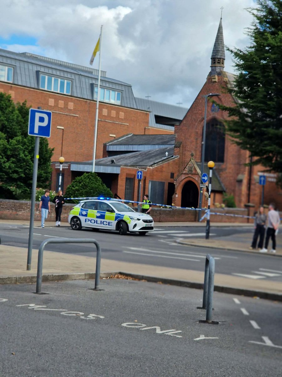 SolihullUpdates's tweet photo. #HerbertRoad in #Solihull town centre is currently CLOSED. A police cordon is in place at the Station Road and Homer Road junctions. https://t.co/rPp6VQTgyb