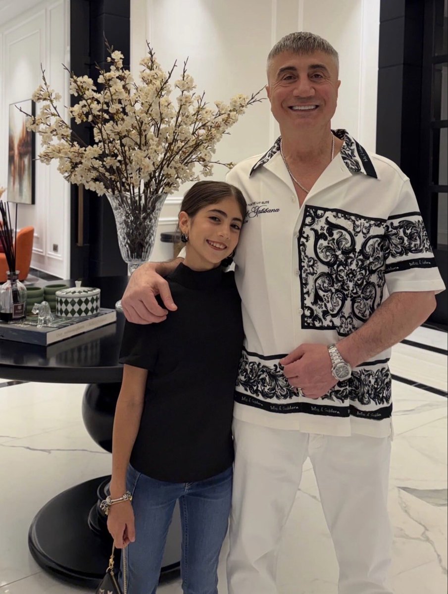 memleketyoutube's tweet photo. 1 Sedat Peker gider, 40 Sedat Peker geri gelir!

40. ‘Sedat Peker’ bebek, Mardin’in Midyat ilçesinde dünyaya geldi.

Kaya ailesi, yeni doğan bebeklerine ‘Sedat Peker’ ismini verdi. 

— Sayın Reis Sedat Peker, aileye 50 gram altın ve çiçek göndererek tebriklerini iletti. https://t.co/zM0Ej56k2J