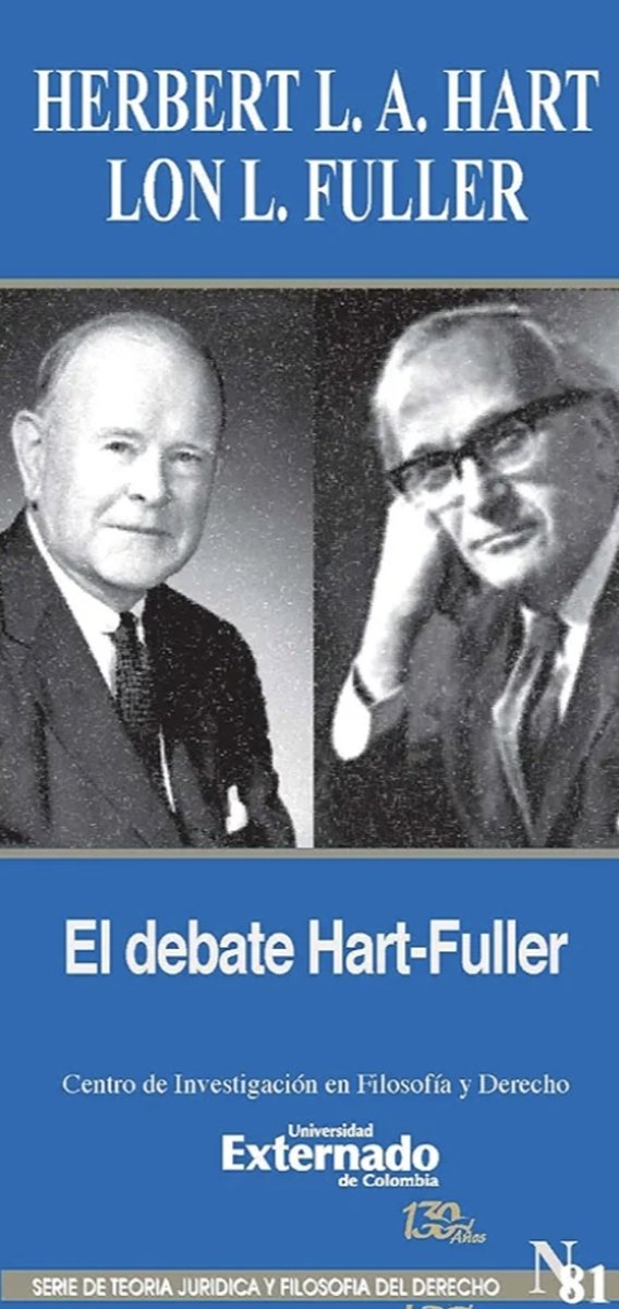 23Rapp's tweet photo. Debate Hart-Fuller

El Debate Hart-Fuller es uno de los intercambios más importantes de la filosofía del derecho del siglo XX. Ocurrió en 1958 en la Harvard Law Review entre:

- H.L.A. Hart (positivista jurídico británico)
- Lon L. Fuller (defensor de una versión moderna del derecho natural estadounidense)

El debate surge después de la Segunda Guerra Mundial, especialmente por el problema de cómo juzgar los crímenes cometidos bajo el régimen nazi: ¿eran “leyes” las normas nazis? ¿Deben obedecerse leyes injustas?

Posición de Hart (Positivismo Jurídico)
- Separación entre Derecho y Moral: 
El derecho es un sistema de normas sociales válidas según criterios formales (principalmente la “regla de reconocimiento” de un sistema jurídico), independiente de su contenido moral.
- Una ley puede ser válida aunque sea moralmente perversa.
- Es mejor reconocer claramente qué es derecho (aunque sea malo) para luego criticarlo y cambiarlo desde la moral o la política.
- Distingue entre lo que el derecho es y lo que el derecho debe ser.

Posición de Fuller (Moralidad Interna del Derecho)
- El derecho no es solo un conjunto de órdenes. Tiene una moralidad interna o “procedimental”.
- Para que algo sea realmente “derecho”, debe cumplir 8 principios de legalidad:
  1. Reglas generales
  2. Promulgadas públicamente
  3. Prospectivas (no retroactivas)
  4. Claras e inteligibles
  5. No contradictorias
  6. Estables (no cambiantes constantemente)
  7. Posibles de cumplir
  8. Aplicadas de acuerdo con su enunciado

Si un sistema falla gravemente estos principios (como el nazismo), no es un verdadero sistema jurídico, sino una forma de coerción arbitraria.

Punto central del desacuerdo
- Hart: Incluso las leyes más inmorales siguen siendo derecho si fueron creadas correctamente.
- Fuller: Un sistema que viola sistemáticamente la moralidad interna pierde su carácter de derecho (fidelidad al derecho implica algo más que obediencia formal).

Este debate sigue siendo fundamental en la teoría jurídica porque enfrenta dos grandes tradiciones:
- Positivismo (derecho como hecho social)
- Derecho natural / moral (el derecho debe aspirar a la justicia)

La edición de la Universidad Externado de Colombia es una traducción directa de los dos artículos originales del debate, muy usada en universidades de América Latina.