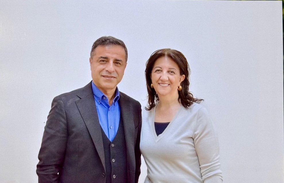 ProfessorSaalva's tweet photo. “Suçsuz olduğunu bile bile seni tutuklayanlar ile çözüm süreci yürütüyoruz. Her şey yolunda. Ama sen çıkar mısın bilmiyoruz…” pozu vermiş sanki Pervin Buldan https://t.co/5Q76Es8p7c