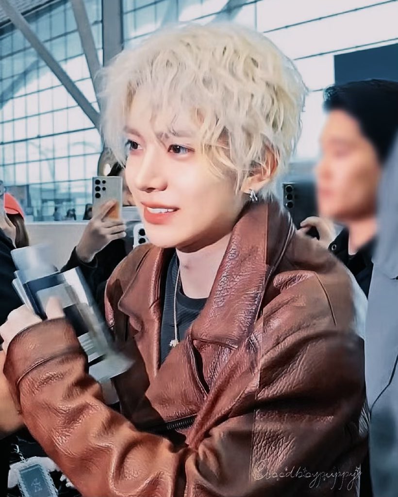 evaniesoo's tweet photo. SO PRETTY WITH HIS CURLY HAIR🤎 https://t.co/OKOaktqpSH