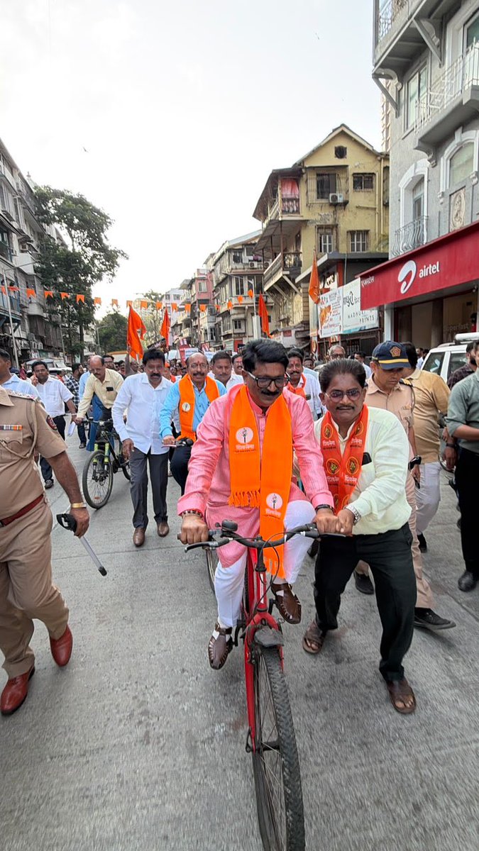 Shinde221's tweet photo. महागाई विरोधात एल्गार!!
शिवसेना दक्षिण मुंबई विभाग क्र १२ च्या वतीने इंधन दरवाढ व महागाईच्या विरोधात जनतेच्या हक्कासाठी आज तीव्र आंदोलन करण्यात आले.
केंद्र व राज्य सरकारच्या जनविरोधी धोरणांचा निषेध करत सर्वसामान्य नागरिकांच्या प्रश्नांना वाचा फोडण्याचे प्रयत्न केले  @AUThackeray https://t.co/a0gzqIVJHM