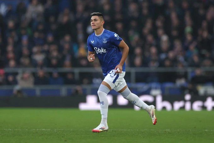 EFC_Home's tweet photo. 🚨EXCL: Everton are open to selling Carlos Alcaraz this upcoming transfer window. Everton signed the midfielder last summer for £12m. Alcaraz has only started 6 PL games this season. #EFC https://t.co/vGMYVXBGhc