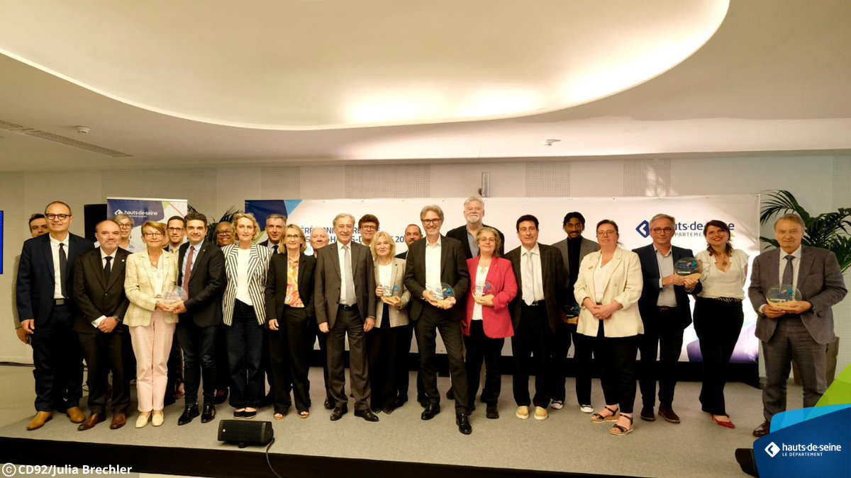hautsdeseinefr's tweet photo. 🌿Imaginer aujourd’hui les Hauts-de-Seine de demain

Georges Siffredi, Président du Département, a inauguré l’exposition « Rêver les Hauts-de-Seine en 2050 » à @LaSeineMusicale .

Cette démarche participative a permis à près de 800 Altoséquanais d’imaginer leur territoire à l’horizon 2050 et de partager leurs idées pour construire les Hauts-de-Seine de demain. Les contributions sélectionnées sont réunies au sein d’une œuvre collective, enrichie par les projets réalisés dans le cadre de plusieurs dispositifs départementaux dédiés à la jeunesse, à la citoyenneté, aux sciences et à l’innovation.

Pensée en particulier pour les jeunes générations, cette initiative a mobilisé une vingtaine de collèges, plusieurs établissements d’enseignement supérieur ainsi que des dispositifs départementaux tels que O Lab Citoyens, Curious Lab, La Science se Livre ou encore le Grand Collège. Accompagnés par des illustrateurs, scientifiques et auteurs, les participants ont imaginé un territoire plus vert, plus solidaire et plus agréable à vivre.

À cette occasion, le Président du Département a également remis les Prix Hauts-de-Seine 2030. Cette deuxième édition récompense des projets exemplaires de transformation durable portés par les villes du territoire dans les domaines de l’adaptation, du cadre de vie, de la coopération et de l’inclusion. Véritable action phare de l’Agenda 2030 départemental, ce prix met à l’honneur les initiatives qui contribuent concrètement à construire un territoire plus durable, innovant et solidaire.

« La transition écologique ne se décrète pas d’en haut. Elle se construit collectivement. Le futur n’est pas une fatalité : il peut être désiré, imaginé et construit ensemble. » Georges Siffredi, Président du Département des Hauts-de-Seine

#ReverHautsdeSeine2050 #Agenda2030