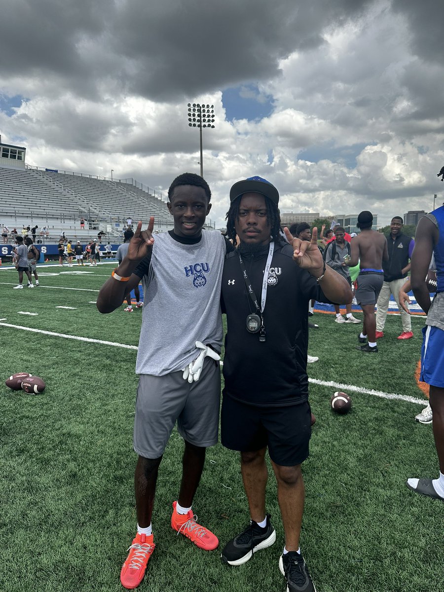DakaraiParker27's tweet photo. Had a great time at the @HCUFootball camp looking forward to being back there
@CoachFujiwara @dcoleknows @coachsteveirvin @RecruitDobieFB @DobieLonghornFB https://t.co/TNUnjDH6bE