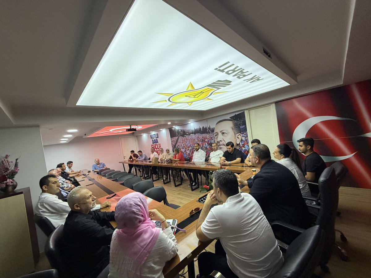 SAITBASDAS's tweet photo. 📍 AK Parti Konak İlçe Başkanlığı

Yönetim Kurulu Toplantımızı ilçe binamızda yüksek katılım ve güçlü bir teşkilat ruhuyla gerçekleştirdik.

Konak’ımız için yürüttüğümüz çalışmaları değerlendirirken, önümüzdeki dönem hedeflerimizi ve saha programlarımızı da istişare ettik. Girmediğimiz sokak, çalmadığımız kapı, sıkmadığımız el bırakmadan; hemşehrilerimizin yanında olmaya devam edeceğiz.

Birlikte çalışıyor, birlikte başarıyoruz. Tek derdimiz Konak! 🇹🇷