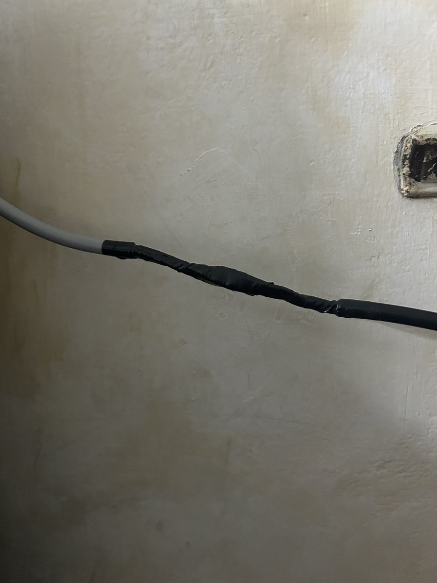 Ramanan_Sub's tweet photo. See this is how the person has installed the AC. He has joined the AC wire to stabiliser which is a high power voltage wire. Installation was done by MM service centre Chrompet. https://t.co/83dWhDmIiI