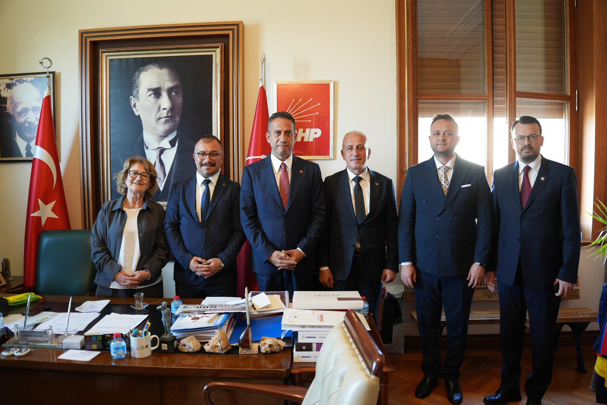 seref_arpaci's tweet photo. Seçilmiş Genel Başkanımız Özgür Özel’i, Denizli’den kıymetli belediye başkanlarımız; Birsen Çelik, Semih Dere, Mehmet Ali Eraydın ve Osman Kılıç ile birlikte TBMM’de coşkulu bir atmosferde dinledik.

Ardından Meclis’te Genel Başkanımız Sayın Özgür Özel’i ziyaret ederek desteğimizi ifade ettik; demokrasi, adalet ve halkın iktidarı yolunda her zaman yanında olacağımızı bir kez daha vurguladık.

Daha sonra CHP Grup Başkanvekillerimiz Murat Emir ve Ali Mahir Başarır ile de bir araya gelerek değerlendirmelerde bulunduk.

Türkiye’nin değişim umudunu büyüten Genel Başkanımız Özgür Özel’in Denizli’ye gönderdiği selam ve sevgileri de hemşehrilerimize iletiyorum.