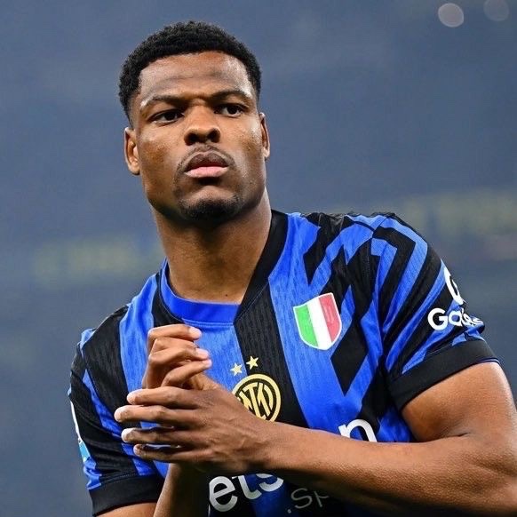 TouchlineX's tweet photo. 🚨 𝗝𝗨𝗦𝗧 𝗜𝗡: Denzel Dumfries and Real Madrid are close to reaching an agreement on personal terms.

The only thing still missing is Real‘s final decision on whether to trigger the release clause worth less than €25m or not.

— @Plettigoal https://t.co/cJ6MB7w1CZ