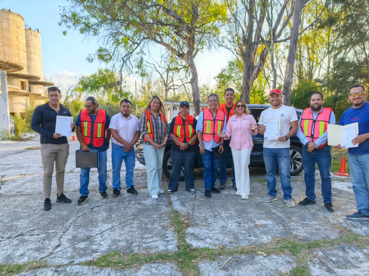 ConocerMx's tweet photo. Hoy en Puebla visitamos el Módulo de Evaluación y Certificación para Conductores de Plataformas Digitales, operado por la Entidad de Certificación y Evaluación @Aicon_IC 🚗

Fue muy enriquecedor ver de primera mano el trabajo que realizan para impulsar la profesionalización de las y los conductores mediante procesos de evaluación y certificación de competencias, para brindar servicios con mayores estándares de calidad, confianza y seguridad para las personas usuarias.