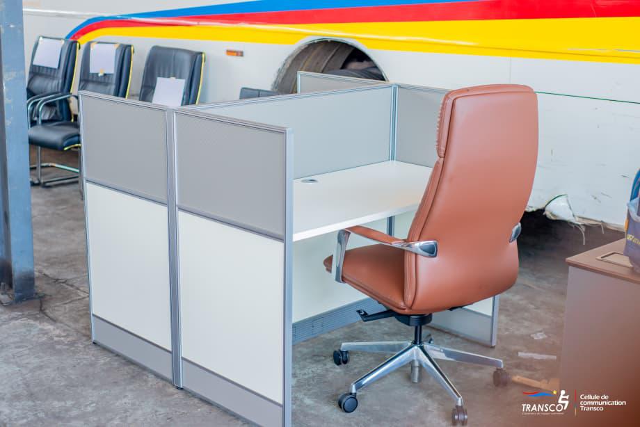 rickgabrielwadi's tweet photo. Après 13 ans d’utilisation continue, le renouvellement des équipements de travail à Transco est une initiative à saluer.
Des bureaux, chaises et matériels adaptés contribuent à de meilleures conditions de travail pour les agents.
Valoriser le personnel, c’est aussi renforcer son efficacité et sa motivation au quotidien.
Cette modernisation témoigne d’une volonté d’améliorer l’environnement professionnel au sein de l’entreprise.
Les agents méritent de travailler dans des conditions dignes et adaptées à leurs missions.
Espérons que cette dynamique se poursuive au bénéfice de tous les usagers et travailleurs de Transco.
@Presidence  @CKilubu @PatrickMuyaya @transcordc @G_Dubuka