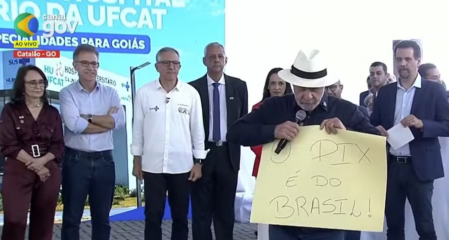 setteeio's tweet photo. A Argentina vai entrar no Tratado Trans-Pacífico, e fazer muito mais comércio internacional com países que representam 13% do PIB do mundo.

O Brasil vai tomar sanções dos EUA. E insiste na piada do BRICS.

A adesão da Argentina ao TTP não é instantânea. Reformas precisarão ser aprovadas, e ainda pode acontecer um entrave com o Mercosul.

Mas quando finalizada, essa adesão facilitaria o comércio com Canadá, Japão, Austrália, Nova Zelândia, México e Singapura, entre outros países.

Novos mercados se abrem, e investimento vem mais facilmente. Produzir na Argentina para exportar para esses países será mais fácil, gerando empregos para o país que teve a ousadia de eleger um libertário.

Além disso, Milei já conseguiu:

Um acordo bilateral com os EUA, reduzindo tarifas em mais de 200 produtos, simplifica burocracia, e dá melhores garantias de investimento para americanos na Argentina.

Assinou um MOU com a Índia, focado em energia e mineração, abrindo um gigantesco mercado para exportações argentinas.

E iniciou conversas com o Reino Unido para aprofundar relações.

Isso tudo enquanto o RIGI já atraiu mais de 100 bilhões de dólares de investimentos, que gerarão fortes exportações de energia e mineração.

---

Enquanto isso, o Brasil de Lula que insistiu em censura e taxação vai provavelmente tomar mais sanções de Trump.

Os EUA são 10-14% do mercado de exportação brasileiro. Trump provavelmente vai avaliar para produtos que não podem ser substituídos, como suco de laranja, mas o resto...

E se você é um desses setores, boa sorte. Agora seu futuro depende de política, de eleições, e da boa vontade de gente que não se importa com você.

Não é a primeira vez. 2025 já foi assim. 2026 está sendo assim. E se Lula for reeleito, esse é seu novo normal.

E também sinaliza para outros países que fazer amizade com o Brasil é perigoso, contribuindo para o isolamento político do país.

"Ah mas tem o BRICS", sim, a piada mundial de um acordo que não é um acordo, populado pelas ditaduras mais malucas do mundo.

Que delícia depender de investimento chinês para alguma coisa, né?

E isso é o resultado do que o eleitor médio queria. Ele não gosta dos EUA, não gosta de quem ganha dinheiro, e não quer seguir o caminho que desenvolveu o mundo.

Ele quer mais estado, mais protecionismo, e acha que é assim que o Brasil vai ficar rico.

E você está preso a esse cara. 

A política do Brasil é apenas o resultado das ideias do eleitor médio. E você só vai prosperar na vida de duas formas: quando o eleitor médio brasileiro te autorizar a fazer isso, ou quando você se libertar dele.

Vários países já tomaram a decisão certa.

O Chile voltou para a direita, e a esquerda por mais que tenha tentado, não conseguiu destruir a liberdade construída lá.

A Argentina teve a coragem de eleger um libertário, que ao que tudo indica será reeleito, e continuará no caminho da prosperidade.

O Paraguai nem tem esquerda direito.

E a lista continua.

Não é possível crescer num solo que busca te matar.

Tome a decisão certa. Liberte-se. Nossas DMs estão abertas.