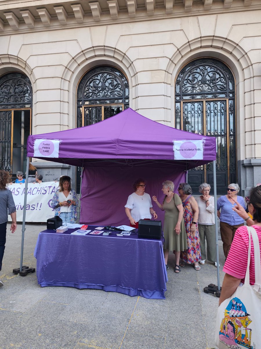 OSTAIgualdad's tweet photo. Quitar los puntos violeta es invisibilizar la violencia machista. #Zaragoza se concentra para exigir entornos seguros, libres y protegidos. 
Los puntos violeta no se tocan 🟣
#niunamenos https://t.co/YW05ob4ntN