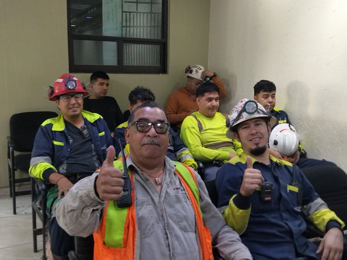 Frenteseccio62's tweet photo. 🔉Se llevó a cabo la reunión de inicio de turno con el personal del área de San Alberto, así como la junta de trabajo con el equipo de producción , y con el equipo de exploración en Tiro San Luis.
#Unidad #Seguridad #Exploración #SanAlberto #TiroSanLuis #DistritoFresnillo https://t.co/7CANGsUXGf