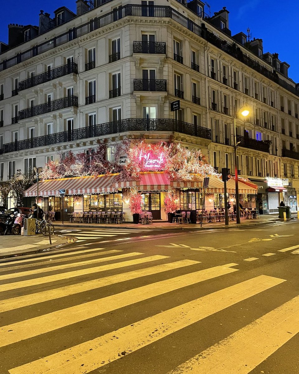 ParisDiscovered's tweet photo. La Favoriate (@lafavoritesaintpaul) at night is trying to seduct @emilyinparis ? …looks like it belongs in a film. Right ? They were the ORIGINAL too-much-flowers-but-it's-ok-because-it's-insta. i find them working LESS on their exterior right now and more on what they serve… https://t.co/6GqR43NxWs