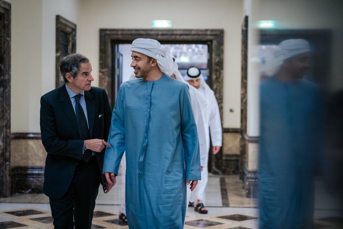OFMUAE's tweet photo. عبدالله بن زايد يستقبل سعادة رافائيل غروسي، المدير العام للوكالة الدولية للطاقة الذرية، حيث تم بحث تداعيات الاعتداءات الإيرانية الإرهابية الغادرة التي استهدفت مواقع ومنشآت مدنية في الدولة وانعكاساتها على أمن الملاحة البحرية الدولية وإمدادات الطاقة والاقتصاد العالمي. كما تطرق الجانبان إلى الاعتداءات الإرهابية الغادرة التي تعرضت لها الدولة بطائرات مسيرة قادمة من الأراضي العراقية، والتي استهدفت إحداها محطة براكة للطاقة النووية، وأصابت مولداً كهربائياً خارج المحيط الداخلي للمحطة، دون تسجيل أي إصابات أو أي تأثير على مستويات السلامة الإشعاعية. وبحث الجانبان علاقات التعاون المتميزة والممتدة لعقود بين دولة الإمارات  والوكالة الدولية للطاقة الذرية، وسبل تعزيزها في المجالات ذات الاهتمام المشترك.
