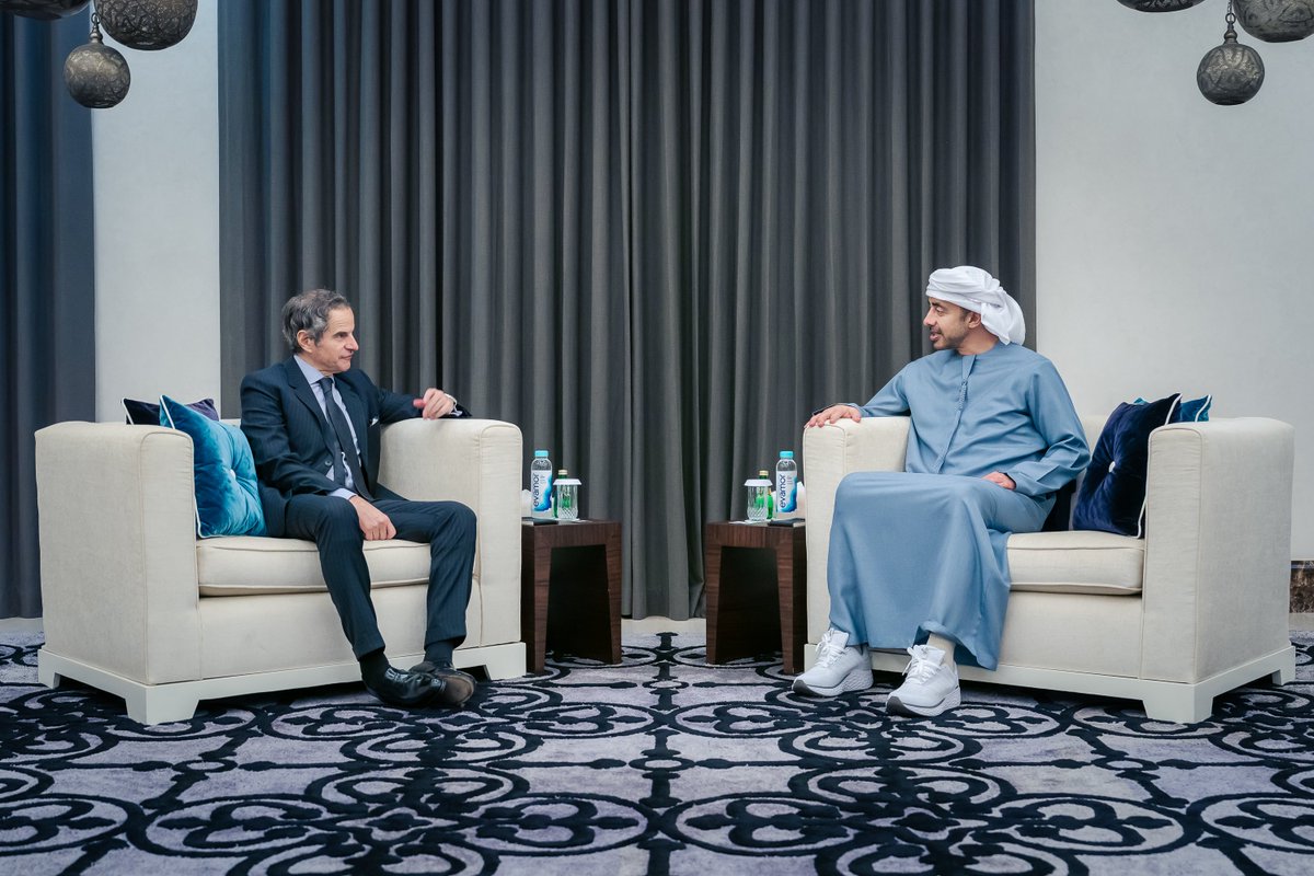 OFMUAE's tweet photo. عبدالله بن زايد يستقبل سعادة رافائيل غروسي، المدير العام للوكالة الدولية للطاقة الذرية، حيث تم بحث تداعيات الاعتداءات الإيرانية الإرهابية الغادرة التي استهدفت مواقع ومنشآت مدنية في الدولة وانعكاساتها على أمن الملاحة البحرية الدولية وإمدادات الطاقة والاقتصاد العالمي. كما تطرق الجانبان إلى الاعتداءات الإرهابية الغادرة التي تعرضت لها الدولة بطائرات مسيرة قادمة من الأراضي العراقية، والتي استهدفت إحداها محطة براكة للطاقة النووية، وأصابت مولداً كهربائياً خارج المحيط الداخلي للمحطة، دون تسجيل أي إصابات أو أي تأثير على مستويات السلامة الإشعاعية. وبحث الجانبان علاقات التعاون المتميزة والممتدة لعقود بين دولة الإمارات  والوكالة الدولية للطاقة الذرية، وسبل تعزيزها في المجالات ذات الاهتمام المشترك.