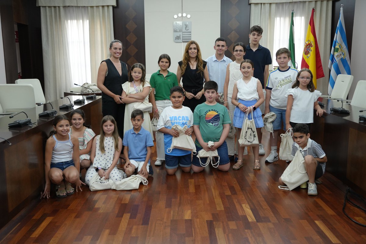 aytovvaserena's tweet photo. La alcaldesa @anabelenfergonz  ha recibido en el Ayuntamiento a parte de los ganadores del Premio Felipe Trigo Infantil y Juvenil, en concreto a los galardonados en las categorías Infantil y la modalidad III. Un premio que este año ha celebrado su 42 edición. https://t.co/xkKPod9mDr
