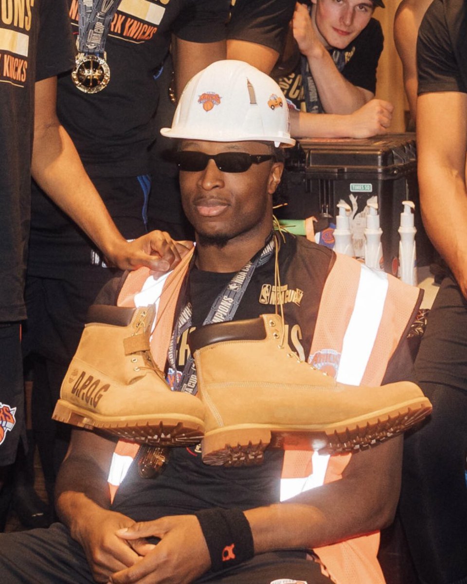 nicekicks's tweet photo. Someone put the Knicks’ DPOG Timberlands on their newly painted subway in NYC🗽😂 https://t.co/cadsugGfqd