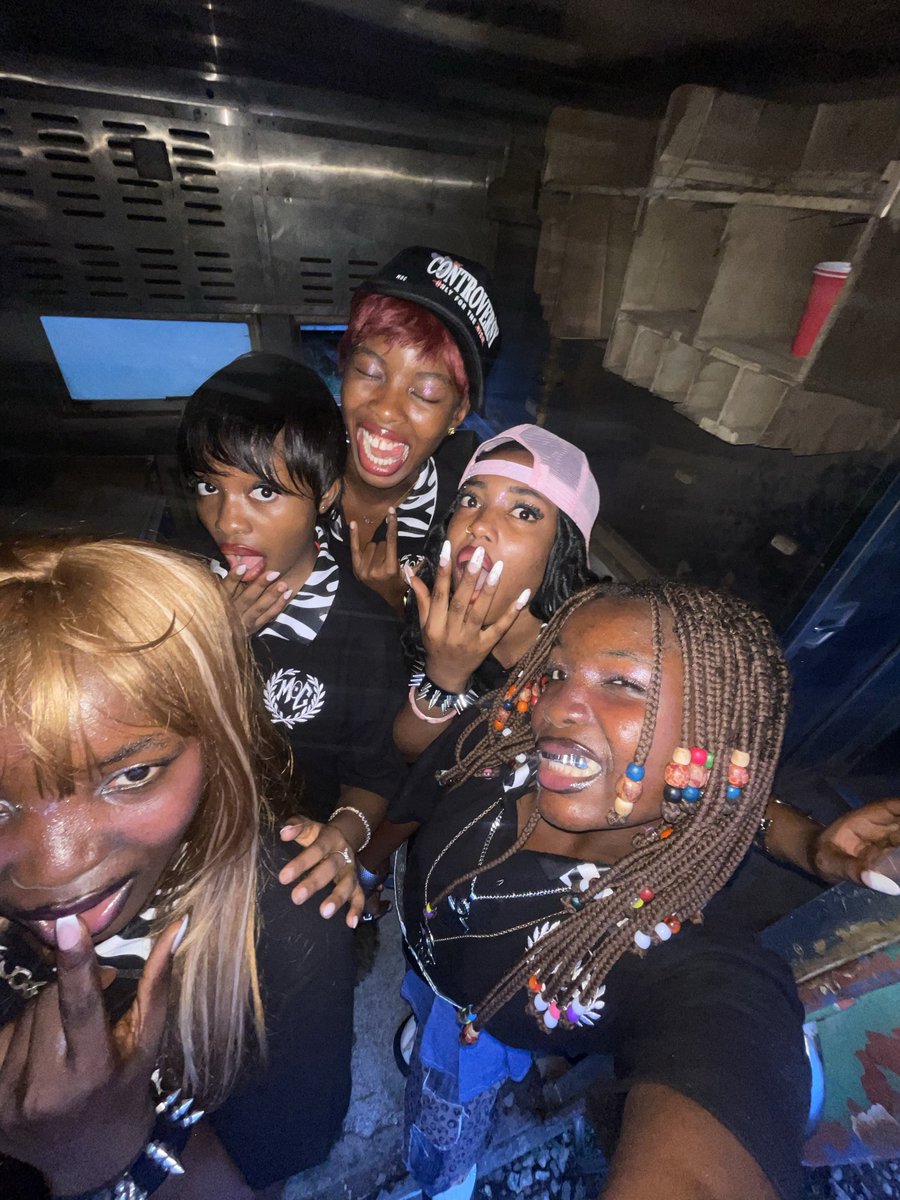 eeliizzzz_'s tweet photo. Cool kids💋 https://t.co/A3jpBaDYRV