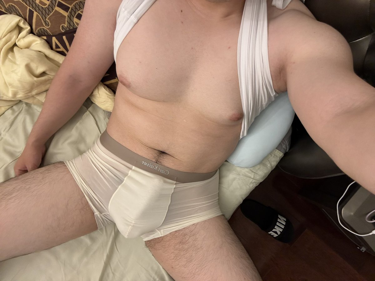 WuLannn794's tweet photo. 谁敢信这么骚的内裤是我母亲大人买的，说是透气性好速干 https://t.co/88QD8wEWNR