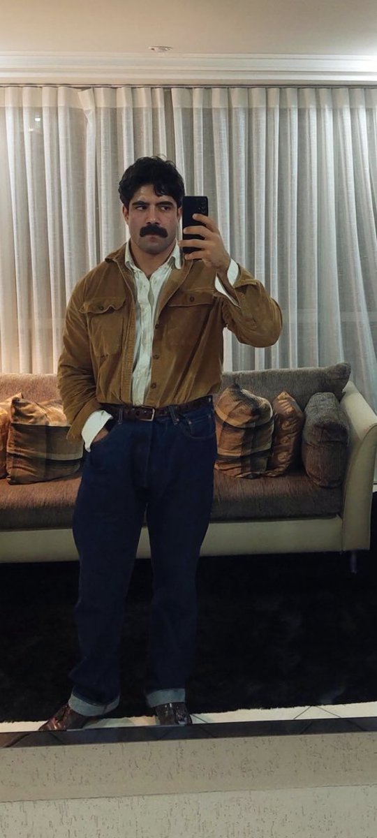 gabr1000000's tweet photo. kkkkkkkkkkkkkkkkkkkkkkkkkkkk batoré do caralho a calça imensa as duas blusas pra dentro a pele puro óleo pqp se joga de um prédio logo https://t.co/KbsYkLAxLz