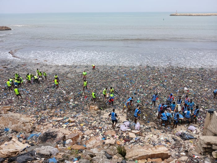 The_Modiba's tweet photo. @GhanaKwe @QueOrSomething Every ghetto is dirty, but only in Ghana where the beach looks like that.

You fools let Europeans dump their old unwanted clothes in your country. https://t.co/WeIpYR6Gws