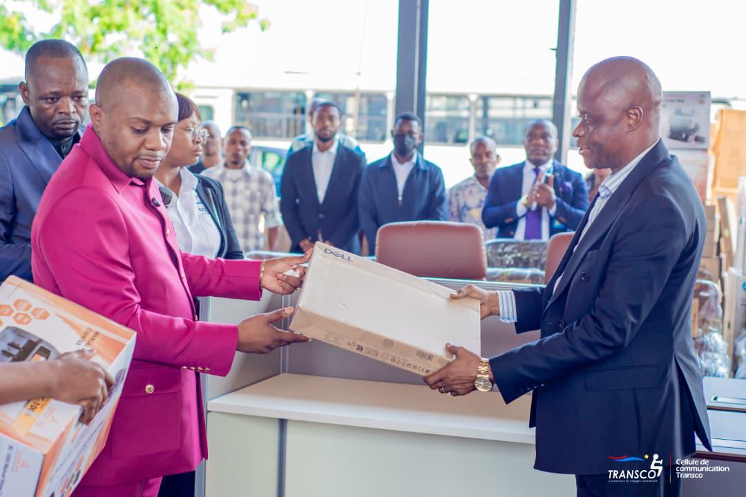 MandoRichie's tweet photo. 🚍 #TRANSCO | 13 ans après
Sous le leadership du DG , les mobiliers de bureau des agents de Transco sont renouvelés après 13 ans.Une action concrète au service de la modernisation de l'entreprise.
#Transco #RDC 🇨🇩 #13AnsAprès @CKilubu
@julienpalukucom @bembajp @PrimatureRDC https://t.co/7dfcNF5FQ2