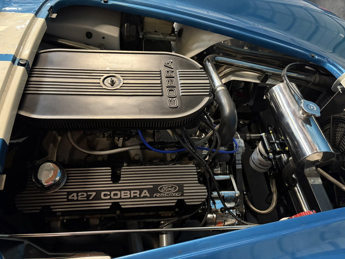 OliSsay's tweet photo. Pépite de au garage ce matin. Réplique de Cobra par backdraft, V8 500 cv, trains roulants de M3 E46 pour la base et carrosserie en fibre. Attention, risque de laisser son mollet collé à l’échappement après un run. Le proprio fait du circuit avec ! https://t.co/xFgltz07VG