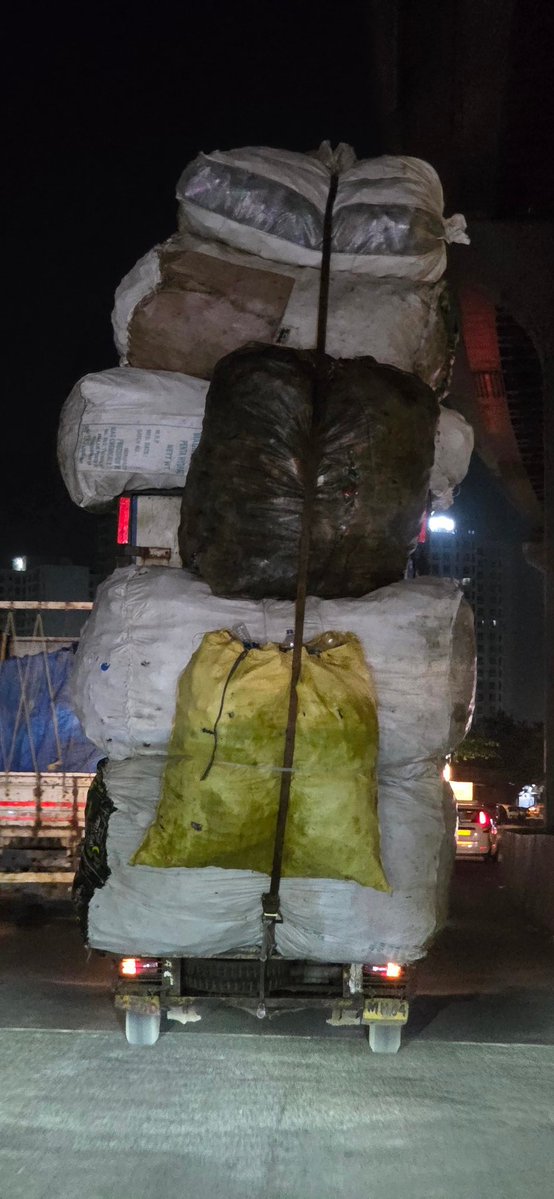 Skk_83's tweet photo. This small tempo is risking itself and others

At Mankhurd Link Road

@MTPHereToHelp @mybmc https://t.co/MuzEugV2zF
