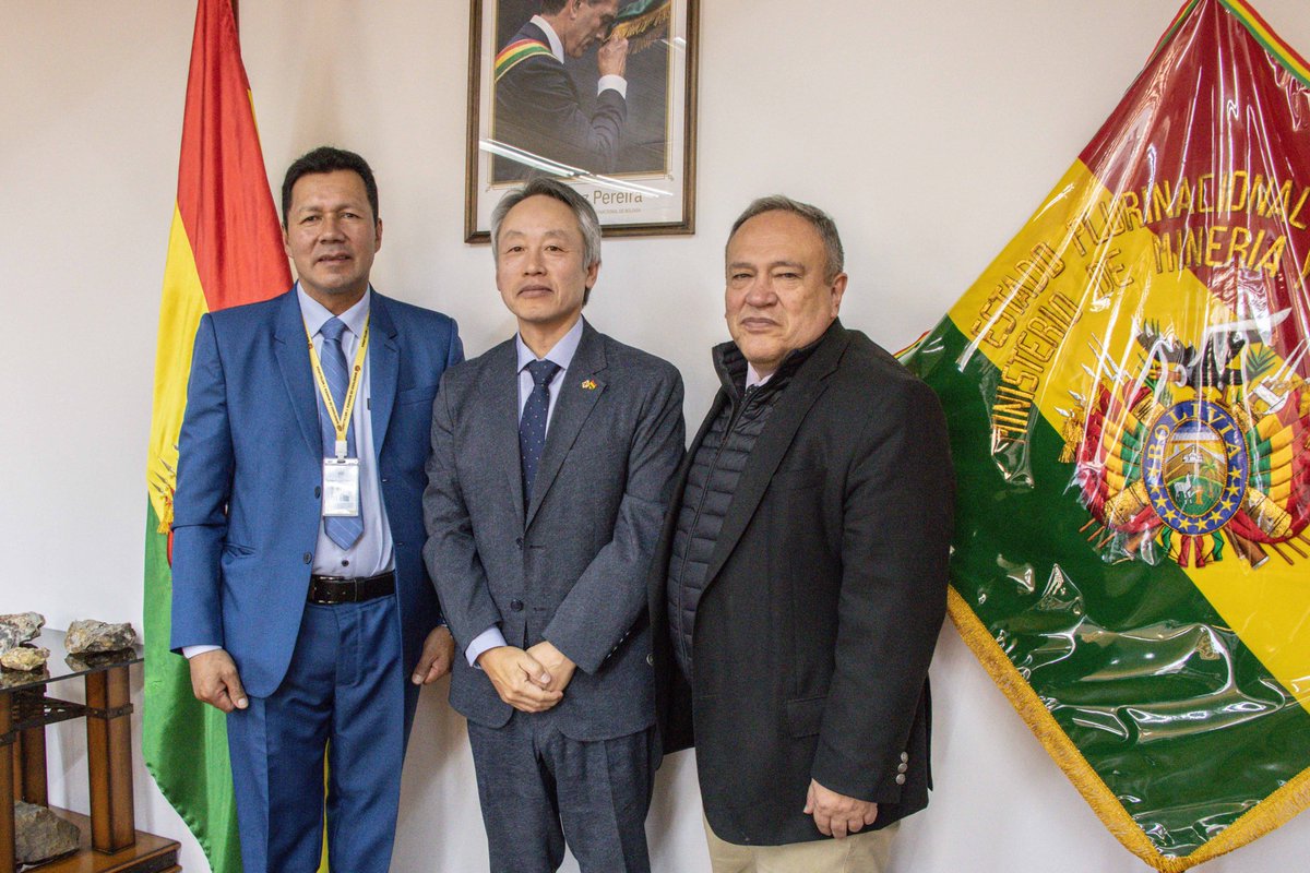 minmineriabo's tweet photo. El Ministro de Minería y Metalurgia, Marco Calderón de la Barca y el Viceministro Carlos Ergueta se reunieron con el Embajador de Corea, Jang Lee, para coordinar la participación del país en el Foro Internacional de Transición Energética, Minerales Tecnológicos y Diversificación. https://t.co/qoSGTo1832