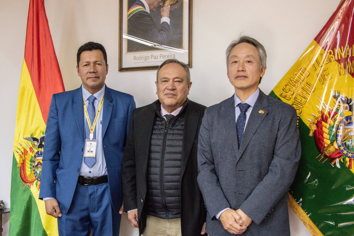 minmineriabo's tweet photo. El Ministro de Minería y Metalurgia, Marco Calderón de la Barca y el Viceministro Carlos Ergueta se reunieron con el Embajador de Corea, Jang Lee, para coordinar la participación del país en el Foro Internacional de Transición Energética, Minerales Tecnológicos y Diversificación. https://t.co/qoSGTo1832
