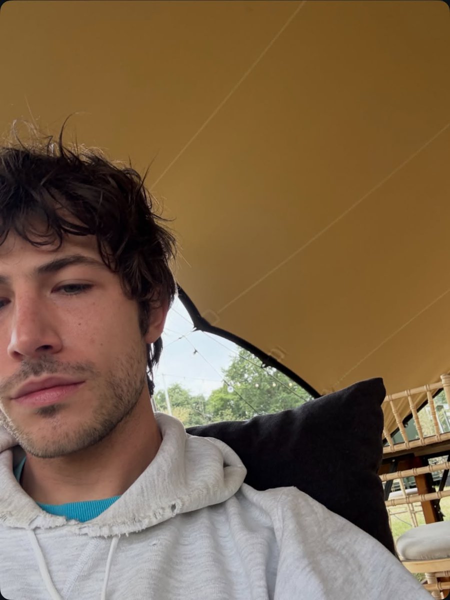thckillcount's tweet photo. Hello. I am alive. Just creating new music. An album really. Wallows coming soon. https://t.co/NT5zvPVgZo