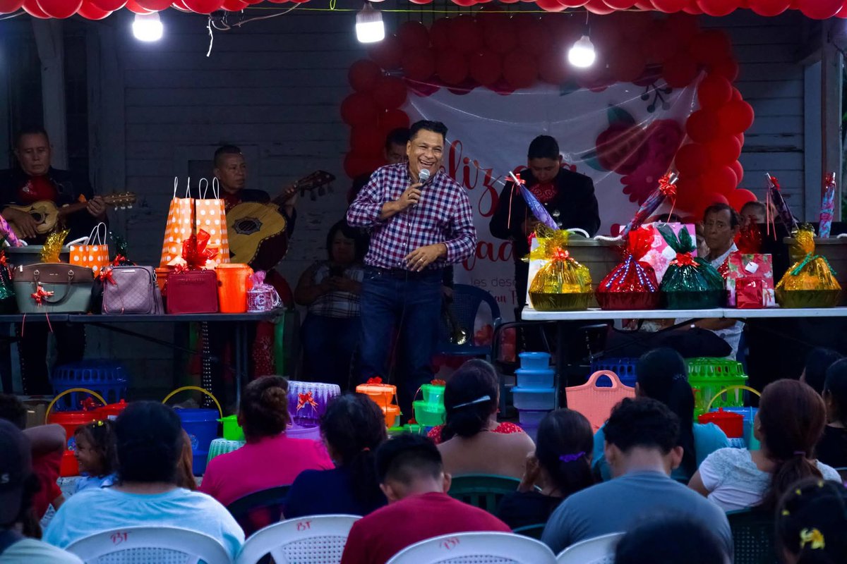GANAOFICIAL's tweet photo. 🔶#TatoLara, líder de nuestro Partido #GANA en  #SantaAnaEste, llevó premios, risas, refrigerios y muchas sorpresas más a todas las madres de los diferentes distritos que conforman el municipio de Santa Ana Este. 🧡✨ https://t.co/qqcEhMhpQ1