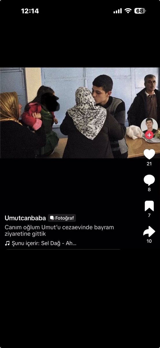 NeseGonulluu's tweet photo. Bir anne çaresizce oğlunun toprağına bakıyor,öyle hasret gidermeye çalışıyor. Buna sebep olan ka*til de annesiyle öpüşüp koklaşıp bayram kutluyor ve bunu servis ediyor! #AcıyaTuzBasmak değil de nedir bu sorarım! #MattiaAhmetMinguzzi https://t.co/2biZD66jzz