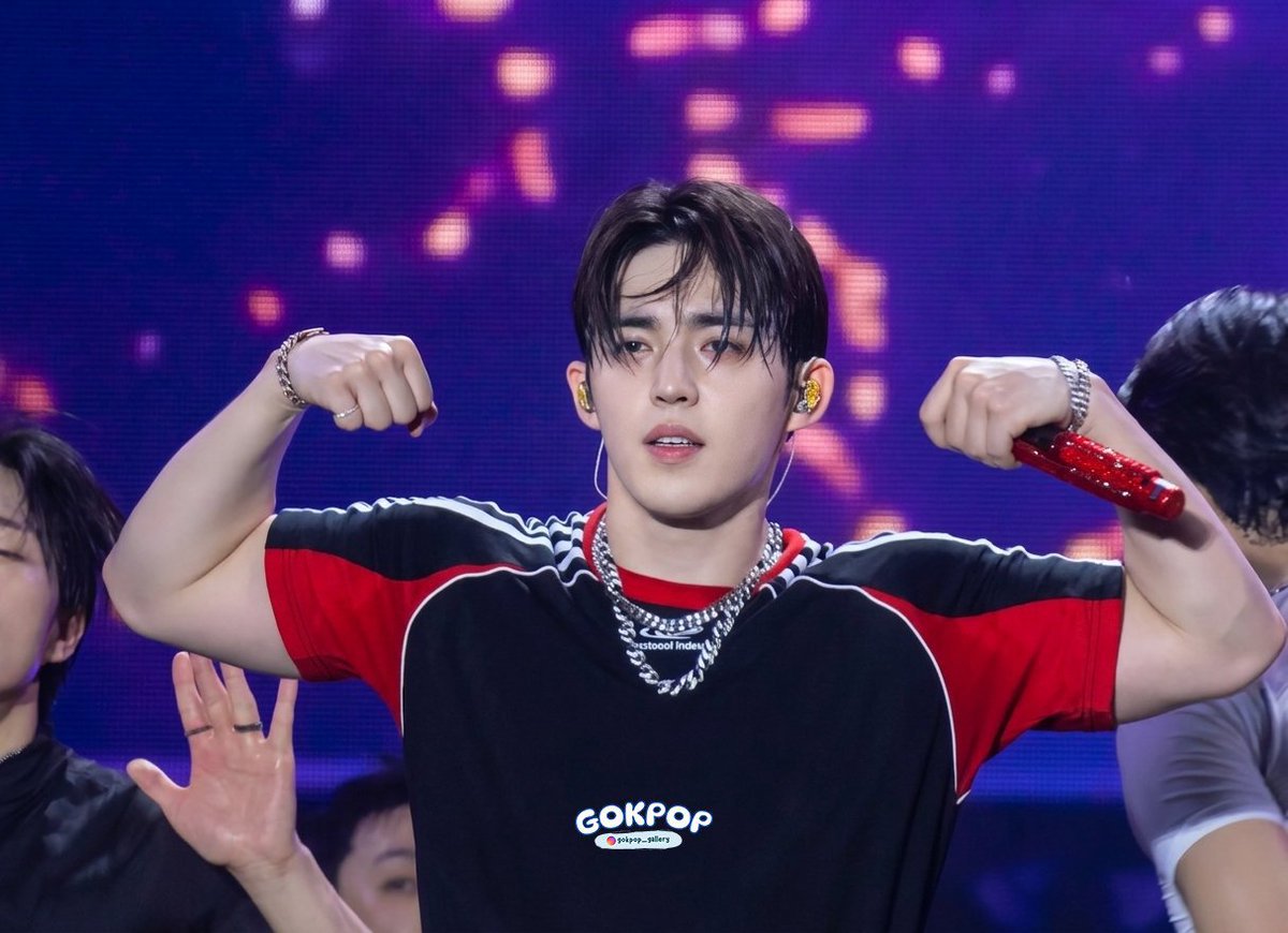 mwonscoups's tweet photo. respectfully... what the fuck... https://t.co/fumCoGxObx