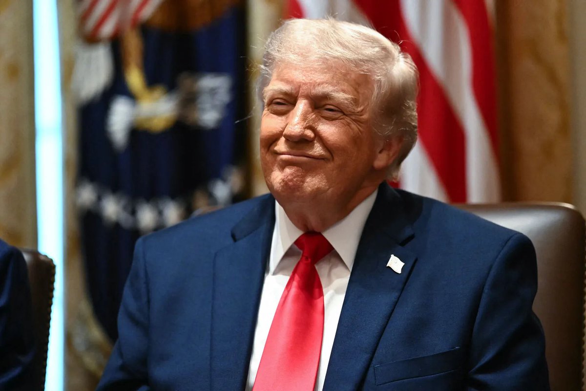 CryptoAici's tweet photo. Trump semnează un ordin executiv pentru închiderea conturilor bancare folosite în imigrația ilegală

Președintele Donald Trump a semnat un ordin executiv care vizează identificarea și închiderea conturilor bancare utilizate pentru a facilita imigrația ilegală în Statele Unite.

Măsura face parte din eforturile administrației de a combate rețelele de trafic de persoane și fluxurile financiare asociate imigrației ilegale.

Context:

• administrația Trump continuă să înăsprească politicile privind securitatea frontierelor
• autoritățile americane urmăresc fluxurile financiare considerate implicate în imigrația ilegală
• măsura ar putea implica o cooperare extinsă între instituțiile financiare și agențiile federale

Ce înseamnă:

Ordinul executiv extinde presiunea asupra infrastructurii financiare asociate imigrației ilegale și poate duce la o monitorizare mai strictă a tranzacțiilor considerate suspecte.

Pentru sectorul financiar, măsura ar putea aduce cerințe suplimentare de conformitate și verificare a clienților.

Urmărește @cryptoaici pentru cele mai importante știri din politică, macro și piețe globale.
