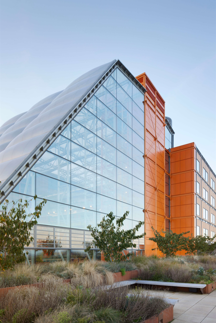 StructuresNovum's tweet photo. The use of ETFE panels reduces structural load compared to traditional glazing, enabling efficient spanning across large atrium spaces. The material’s inherent resistance to environmental degradation also supports long-term performance in a high-traffic, publicly exposed setting. https://t.co/34ZBcLJZg6
