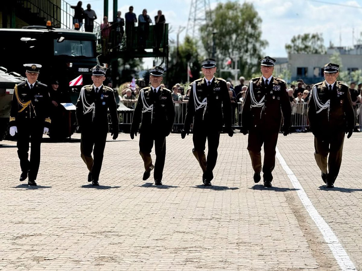 MichalMissan's tweet photo. Święto 16. Żuławskiego Pułku Logistycznego Obrońców Westerplatte w elbląskim porcie!
@MiastoElblag https://t.co/JRwfC2CuCb