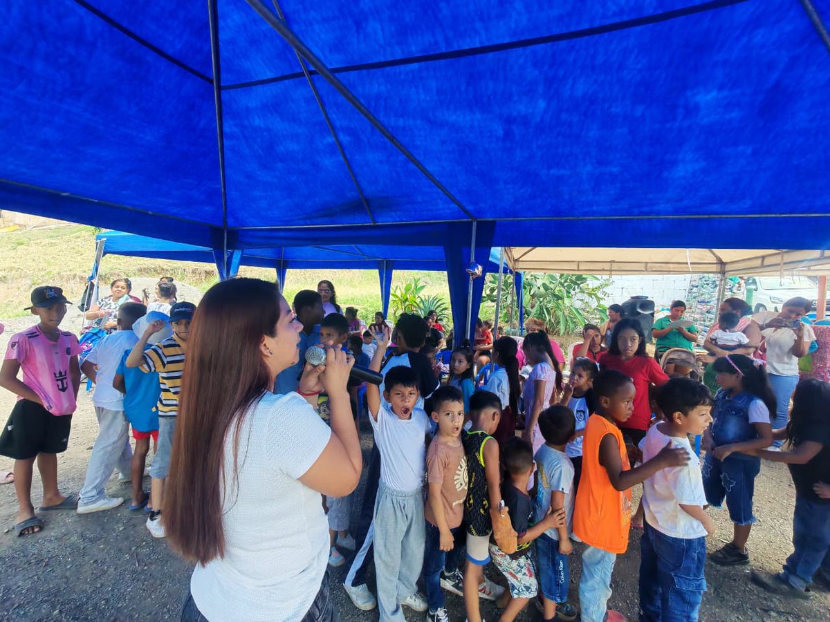 Ana_FuentesC's tweet photo. Gracias a las lideresas de Nueva Esperanza en Monte S. por invitarme a compartir este momento junto a los niños y niñas del sector
Seguimos trabajando bajo la visión del alcalde @aquilesalvarez y la alcaldesa (s) Tatiana Coronel, por transformar y mejorar el futuro de la infancia https://t.co/zVDg0z5hzb
