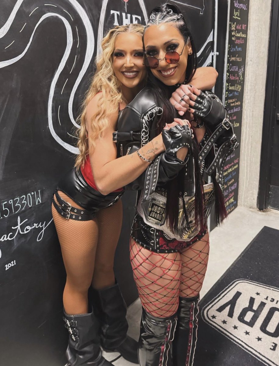 FeelMyInfluence's tweet photo. happiest of birthdays to my angel girl, @TOXlCSOUL. 🖤🖤🖤 https://t.co/JzldOw3HyO