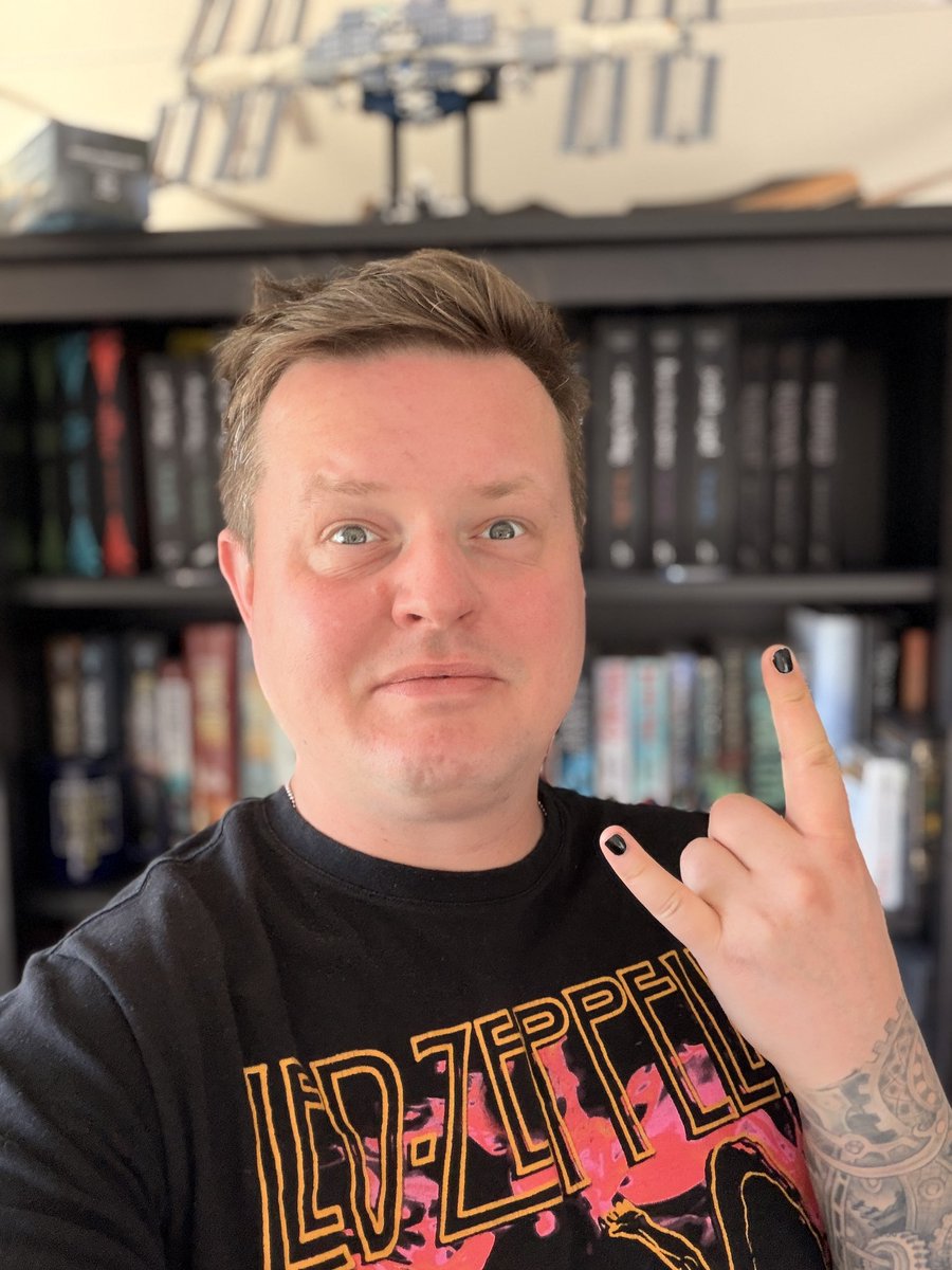 BenGalley's tweet photo. Here we go again… 

I’ve started another book so here’s the title reveal!

THE PROBLEM WITH PORTALS is a new sci-fi standalone (yes I’m still obsessed with sf right now) that’s Dark Tower / Matrix / Alice in Wonderland with an agoraphobic MC and set in the modern worlds. 

LFG! https://t.co/fCamG7G7Gn