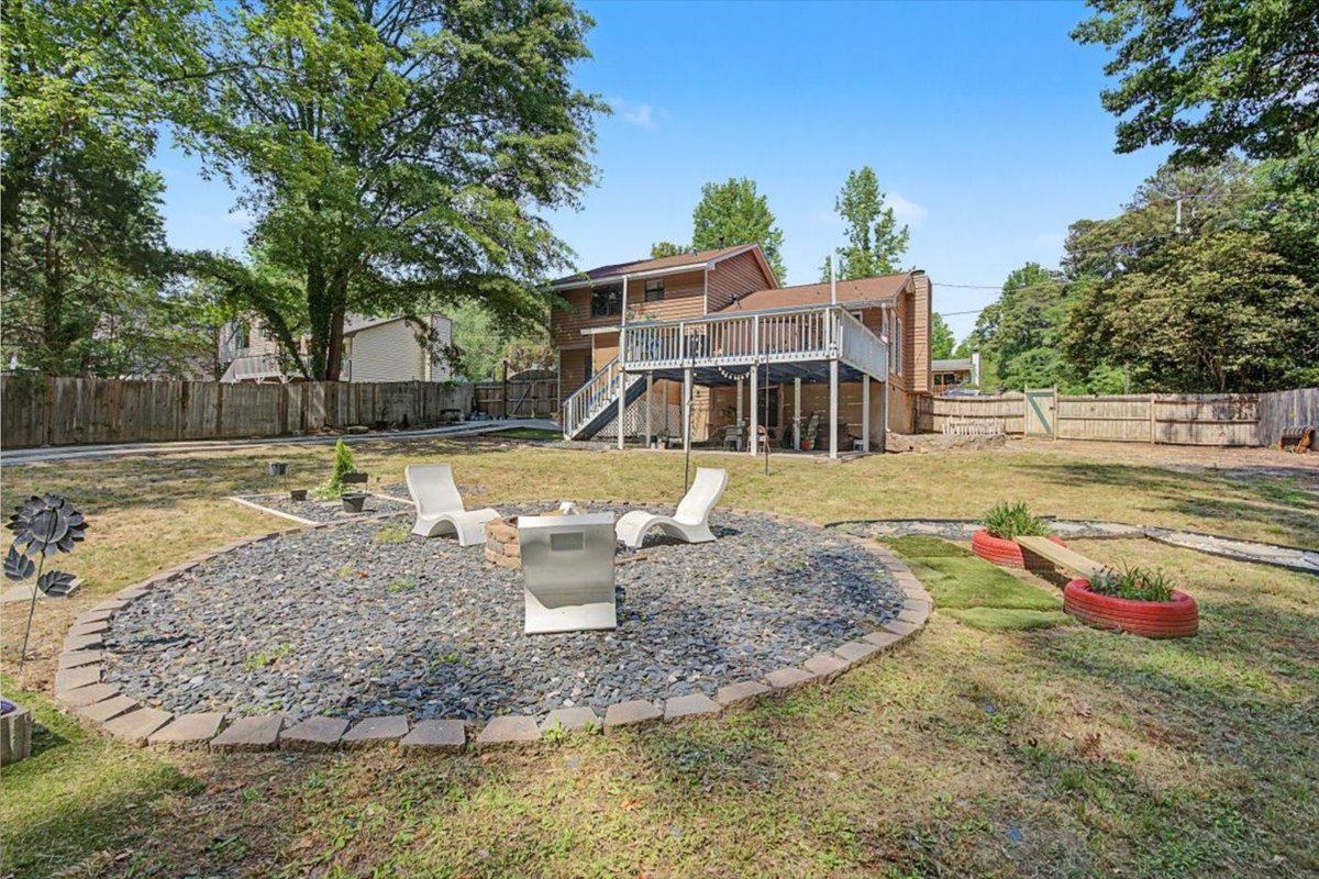 listingsatl's tweet photo. Quiet mornings, cozy evenings by the fireplace, and weekends spent enjoying your private backyard. This price-reduced Snellville home blends comfort, space, and convenience in a location buyers love. Call 404-528-2665. #SnellvilleGA #HomesForSale #GwinnettCountyRealEstate https://t.co/bHIZvYmCSr