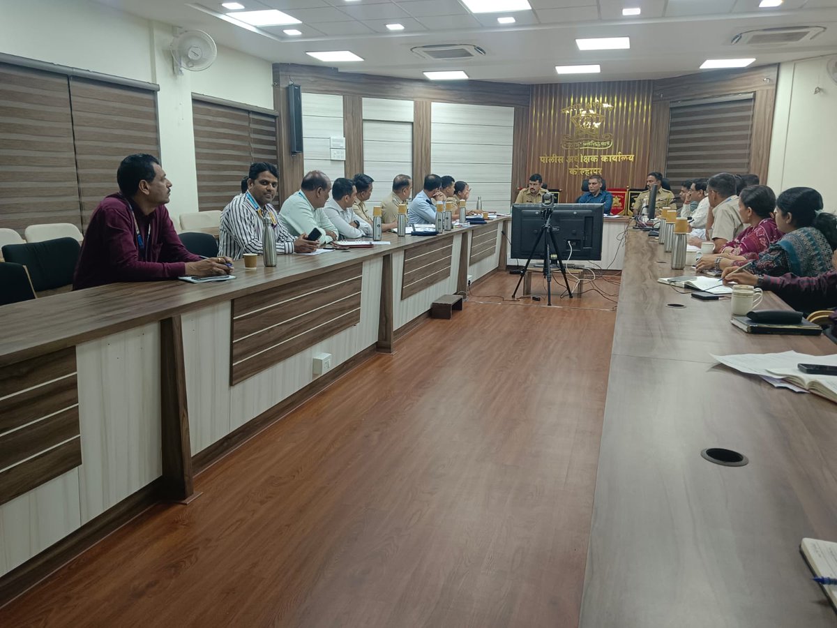 KolhapurKmc's tweet photo. कोल्हापूर शहरातील वाढती वाहतूक कोंडी आणि नागरिकांची होणारी गैरसोय लक्षात घेता, वाहतूक व्यवस्था अधिक सक्षम, शिस्तबद्ध व सुरळीत करण्यासाठी कोल्हापूर महानगरपालिका आणि शहर वाहतूक नियंत्रण शाखा एकत्र आल्या आहेत. या संदर्भात जिल्हा पोलीस अधीक्षक कार्यालयात जिल्हा पोलीस अधीक्षक मा. श्री. निलोत्पल आणि महापालिका आयुक्त मा. डॉ. राजेंद्र भारुड यांच्या प्रमुख उपस्थितीत एक अत्यंत महत्त्वपूर्ण संयुक्त बैठक संपन्न झाली.

मंजूर आकृतीबंधानुसार आता कोल्हापूर महानगरपालिकेचा स्वतंत्र 'वाहतूक विभाग' कार्यान्वित केला जाईल, ज्यामध्ये विशेष अधिकारी व कर्मचाऱ्यांची नियुक्ती करण्यात येईल. करवीरनिवासिनी श्री महालक्ष्मी मंदिराकडे जाणाऱ्या मुख्य मार्गांवरील फेरीवाल्यांची अतिक्रमणे पूर्णपणे हटवली जातील. या मोहिमेसाठी कोल्हापूर पोलीस दलामार्फत महापालिकेला आवश्यक पोलीस बंदोबस्त विनामूल्य उपलब्ध करून दिला जाईल. मुख्य रस्त्यांवरील भार कमी करण्यासाठी दिवसा अवजड वाहनांच्या प्रवेशावर निर्बंध घातले जातील. आवश्यकतेनुसार एकेरी मार्ग (One Way), नो-पार्किंग व नो-एन्ट्री झोनची काटेकोर अंमलबजावणी होईल. शहरातील प्रमुख चौकांमध्ये ट्रॅफिक साइन बोर्ड, थर्मोप्लास्टिक रस्ता चिन्हांकन (पट्टे) आणि नव्या ट्रॅफिक आयलंडची निर्मिती केली जाईल. लोकसहभाग व CSR च्या माध्यमातून रोड डिव्हायडरची स्वच्छता, रंगरंगोटी व सुशोभीकरण केले जाईल. वाहतुकीला अडथळा ठरणाऱ्या मोकाट जनावरांवर कडक कारवाई केली जाईल. तसेच, शाळा व महाविद्यालयांच्या वेळेत आवश्यक बदल करण्याबाबत संबंधित संस्थांशी समन्वय साधला जाईल.

कोल्हापूरला अधिक सुरक्षित आणि गतिमान करण्यासाठी सर्व यंत्रणांनी एकत्र येऊन काम करण्याचे निश्चित केले आहे. नागरिकांनीही वाहतुकीचे नियम पाळून प्रशासनाला सहकार्य करावे.

यावेळी अतिरिक्त पोलीस अधीक्षक आप्पासाहेब जाधव, पोलीस उपअधीक्षक प्रिया पाटील, महापालिका अतिरिक्त आयुक्त रविकांत आडसुळ, सहायक आयुक्त जयंत जावडेकर, सहायक आयुक्त उज्वला शिंदे, सहायक आयुक्त स्वाती दुधाणे, सहायक आयुक्त डॉ. विजय पाटील, शहर अभियंता रमेश मस्कर, उपशहर अभियंता महादेव फुलारी, उपशहर अभियंता सुरेश पाटील, उपशहर अभियंता निवास पोवार, शाखा अभियंता सुरेश पाटील आणि विद्युत अभियंता नारायण पुजारी उपस्थित होते.

#TrafficManagement #KMCKolhapur #JointActionPlan #TrafficFreeKolhapur #UrbanPlanning