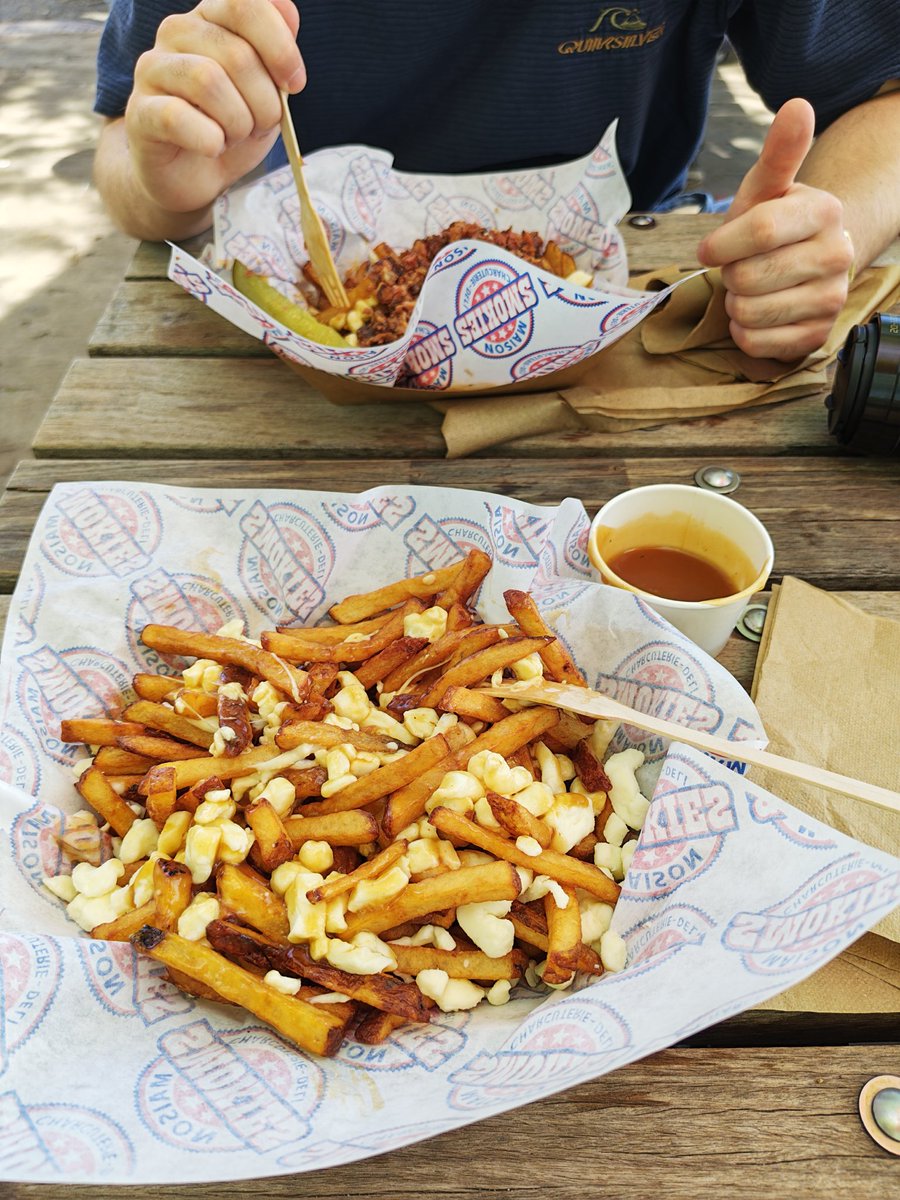 priapee's tweet photo. 1 bonne poutine sur le port de #montreal 😋 https://t.co/7WErisXEwp