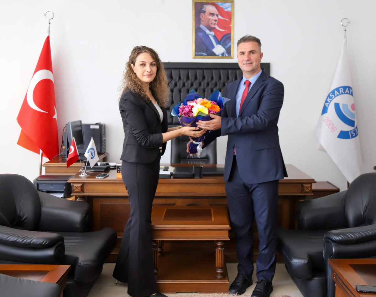 aksarayedutr's tweet photo. ASÜ Sosyal Bilimler Meslek Yüksekokulunda görev değişimi

ASÜ Sosyal Bilimler Meslek Yüksekokulu Müdürü olarak görev yapan Prof. Dr. Şefik Özdemir, görevini düzenlenen devir teslim töreniyle Doç. Dr. Esra Soyu Yıldırım’a devretti.

🔗https://t.co/JjMj0RN7Fa https://t.co/63THxvU3Dn